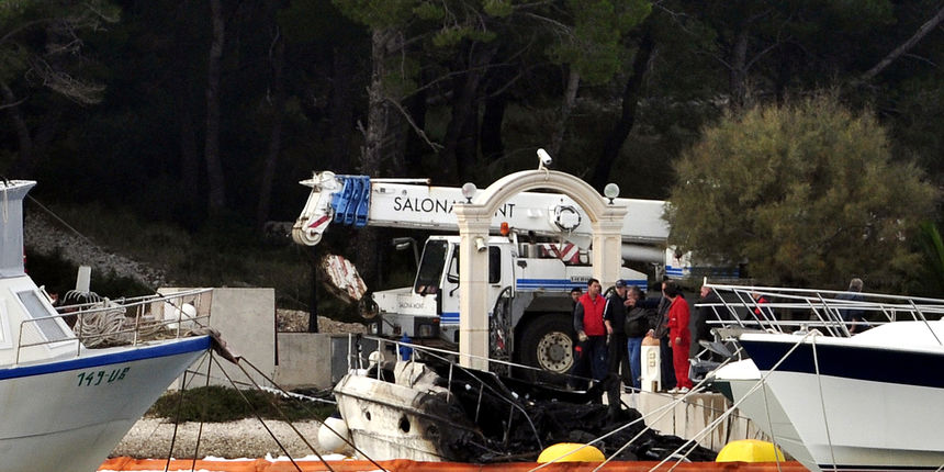 Marina Frapa, Rogoznica . Nocas je doslo do pozara na tri plovila u Marini Frapa koja su potom potonula. Djelatnici marine su potonula plovila okruzili zastitnim plutacama radi evenualnog ekoloskog incindenta. Policijska istraga je u tijeku. Foto: Niksa S