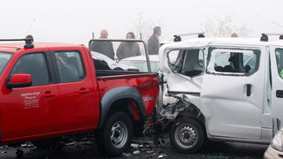Zagreb, 161111.
Zagrebacka obilaznica, smjer istok, na mostu prije cvora Ivanja Reka, u jutrosnjoj magli oko 7 i 30 sati , sudarilo se dvadesetak automobila, a ozlijedjeno je vise osoba.
Foto: Goran Mehkek / Cropix