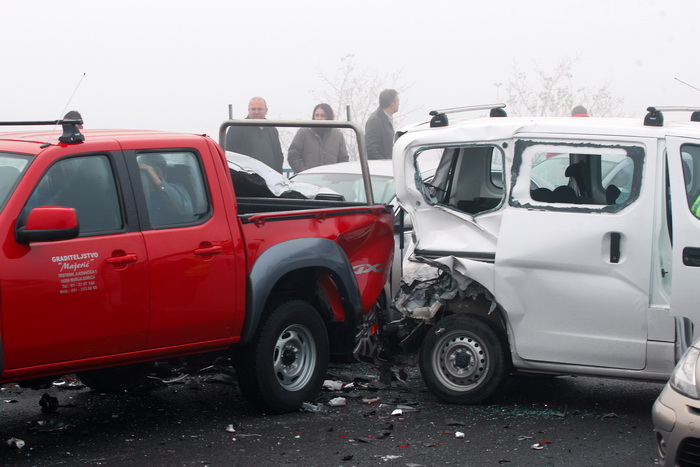 Zagreb, 161111.
Zagrebacka obilaznica, smjer istok, na mostu prije cvora Ivanja Reka, u jutrosnjoj magli oko 7 i 30 sati , sudarilo se dvadesetak automobila, a ozlijedjeno je vise osoba.
Foto: Goran Mehkek / Cropix