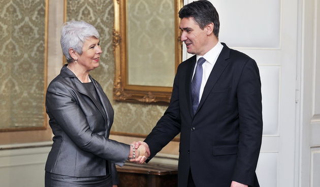 Zagreb, 231211.
Vlada RH.
Primopredaja vlasti izmedju sad vec bivse premijerke Jadranke Kosor i trenutacnog premijera Zorana Milanovica. Taj simbolicki cin se sastojao od predaje dvaju spisa: Stanja javnih financija i Izvjesca o radu prethodne vlade, koje