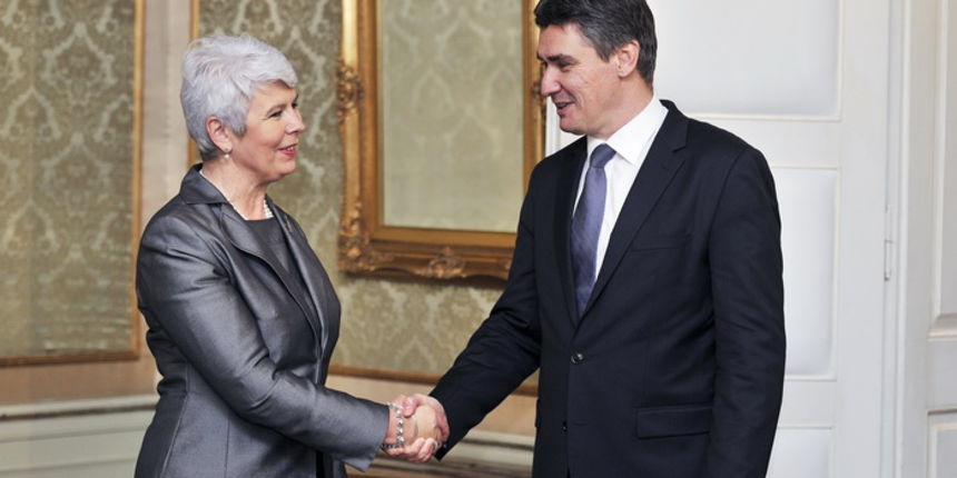 Zagreb, 231211.
Vlada RH.
Primopredaja vlasti izmedju sad vec bivse premijerke Jadranke Kosor i trenutacnog premijera Zorana Milanovica. Taj simbolicki cin se sastojao od predaje dvaju spisa: Stanja javnih financija i Izvjesca o radu prethodne vlade, koje