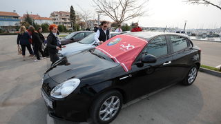 Zadar, 250312.
Vlasnici i ljubitelji automobilske marke Alfa Romeo okupili su se jutros na parkiralistu jedrilicarskog kluba Uskok kako bi pokazali svoje limene ljubimce i razgledali tudje.
Na slici: detalj sa dogadjanja.
Foto: Luka Gerlanc / CROPIX Zadar, 250312.
Vlasnici i ljubitelji automobilske marke Alfa Romeo okupili su se jutros na parkiralistu jedrilicarskog kluba Uskok kako bi pokazali svoje limene ljubimce i razgledali tudje.
Na slici: detalj sa dogadjanja.
Foto: Luka Gerlanc / CROPIX