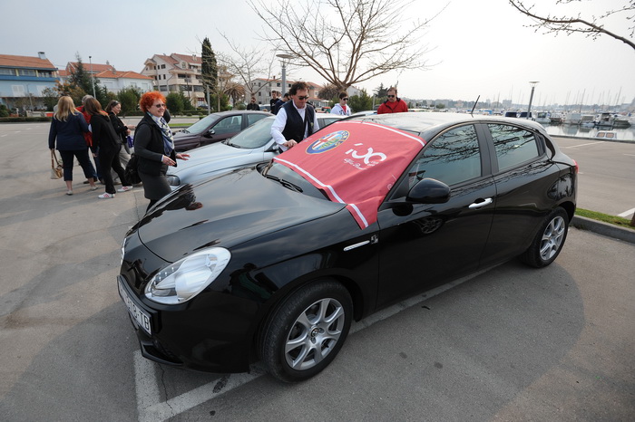 Zadar, 250312.
Vlasnici i ljubitelji automobilske marke Alfa Romeo okupili su se jutros na parkiralistu jedrilicarskog kluba Uskok kako bi pokazali svoje limene ljubimce i razgledali tudje.
Na slici: detalj sa dogadjanja.
Foto: Luka Gerlanc / CROPIX Zadar, 250312.
Vlasnici i ljubitelji automobilske marke Alfa Romeo okupili su se jutros na parkiralistu jedrilicarskog kluba Uskok kako bi pokazali svoje limene ljubimce i razgledali tudje.
Na slici: detalj sa dogadjanja.
Foto: Luka Gerlanc / CROPIX