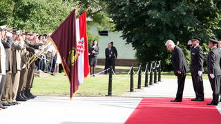 Vukovar, 250610.
U povodu Dana drzavnosti Republike Hrvatske obiljezen  zavrsetak skolovanja polaznika vojnih skola za potrebe Oruzanih snaga. Na fotografiji svecano postrojavanje vojnika pred vrhovnim zapovjednikom Ivom Josipovicem.
Foto: Damir Glibusic