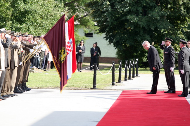 Vukovar, 250610.
U povodu Dana drzavnosti Republike Hrvatske obiljezen  zavrsetak skolovanja polaznika vojnih skola za potrebe Oruzanih snaga. Na fotografiji svecano postrojavanje vojnika pred vrhovnim zapovjednikom Ivom Josipovicem.
Foto: Damir Glibusic