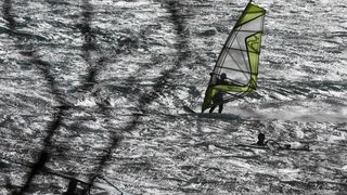 Zadar: Surferi uživaju u valovima koje je prouzročilo snažno jugo, Photo: Filip Brala/PIXSELL