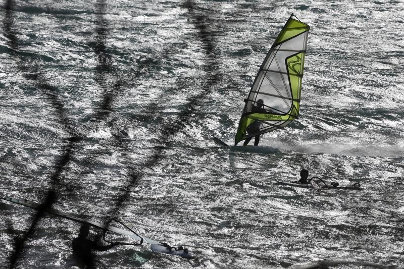 Zadar: Surferi uživaju u valovima koje je prouzročilo snažno jugo, Photo: Filip Brala/PIXSELL