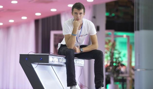 Pametna klupa inovatora Ivana Mrvosa izlozena je u sklopu Ekotehno sajma na Zagrebackom velesajmu. Na pametnoj klupi mogu se puniti mobiteli i tableti, a napaja se putem solarnih ploca te nocu svijetli