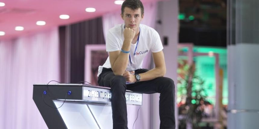 Pametna klupa inovatora Ivana Mrvosa izlozena je u sklopu Ekotehno sajma na Zagrebackom velesajmu. Na pametnoj klupi mogu se puniti mobiteli i tableti, a napaja se putem solarnih ploca te nocu svijetli Pametna klupa inovatora Ivana Mrvosa izlozena je u sklopu Ekotehno sajma na Zagrebackom velesajmu. Na pametnoj klupi mogu se puniti mobiteli i tableti, a napaja se putem solarnih ploca te nocu svijetli