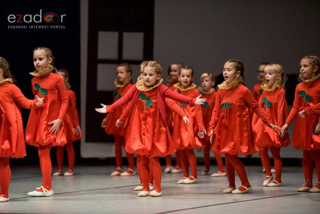 Predstava “Odgojoj” Plesne udruge Gesta u HNK Zadar