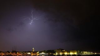 U ranim jutarnjim satima, noćas oko 1.30 satima zadarsko područje pogodilo je nevrijeme s jakim pljuskom praćeno munjama i grmljavinom. Photo: Filip Brala/PIXSELL U ranim jutarnjim satima, noćas oko 1.30 satima zadarsko područje pogodilo je nevrijeme s jakim pljuskom praćeno munjama i grmljavinom. Photo: Filip Brala/PIXSELL