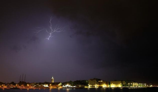 U ranim jutarnjim satima, noćas oko 1.30 satima zadarsko područje pogodilo je nevrijeme s jakim pljuskom praćeno munjama i grmljavinom. Photo: Filip Brala/PIXSELL