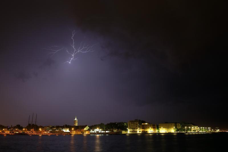 U ranim jutarnjim satima, noćas oko 1.30 satima zadarsko područje pogodilo je nevrijeme s jakim pljuskom praćeno munjama i grmljavinom. Photo: Filip Brala/PIXSELL U ranim jutarnjim satima, noćas oko 1.30 satima zadarsko područje pogodilo je nevrijeme s jakim pljuskom praćeno munjama i grmljavinom. Photo: Filip Brala/PIXSELL