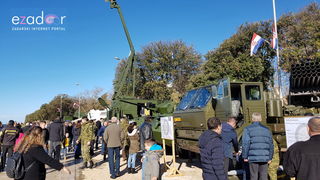 Izložba vojne opreme, oružja i vozila na zadarskoj rivi i spuštanje 25-metarske zastave s kampanela sv. Stošije