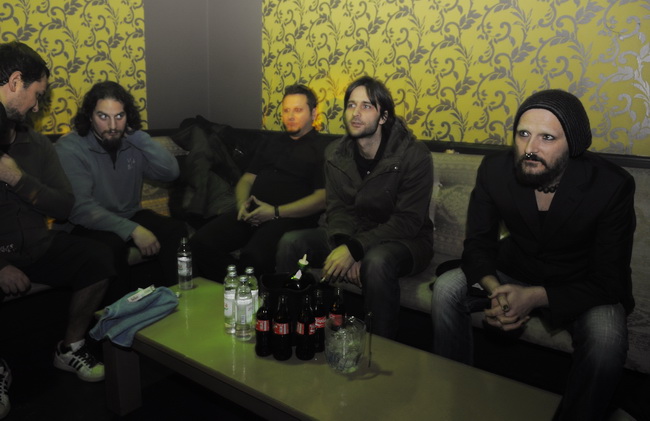 Vodice, 241210.
U kaficu te nocnom klubu Opijum, Vodicani su Bozic docekali u ugodnom i romanticnom raspolozenju uz grupu Urban & 4.
Foto: Marija Mihic / CROPIX