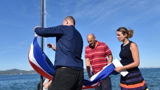 Zadar: Akcija mladih podigla hrvatsku zastavu u znak prosvjeda protiv uzurpacije mora i obale