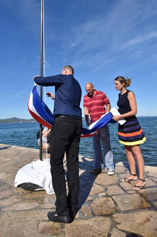 Zadar: Akcija mladih podigla hrvatsku zastavu u znak prosvjeda protiv uzurpacije mora i obale