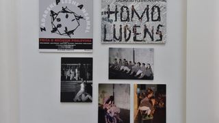 U lozi Narodnog muzeja otvorena je izlozba plakata, fotografija i kostima Zadarskog plesnog ansambla, najstarijeg ansambla suvremenog plesa u Dalmaciji. Izlozba je vezana uz proslavu Dana obrane grada Zadra i 25. godisnjice od osnutka Zadarskog plesnog an