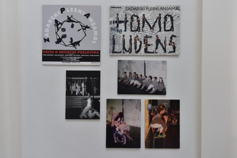 U lozi Narodnog muzeja otvorena je izlozba plakata, fotografija i kostima Zadarskog plesnog ansambla, najstarijeg ansambla suvremenog plesa u Dalmaciji. Izlozba je vezana uz proslavu Dana obrane grada Zadra i 25. godisnjice od osnutka Zadarskog plesnog an