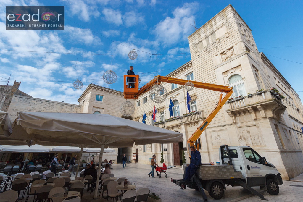 Đir po gradu, petak 24. studenog 2017. – Dan Grada Zadra. Blagdansko kićenje na Narodnom trgu