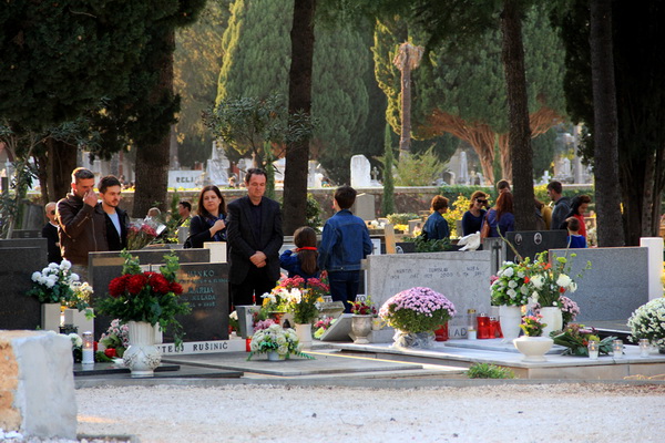 Blagdan Svih svetih na Gradskom groblju Zadar, Foto: Iva Perinčić Blagdan Svih svetih na Gradskom groblju Zadar, Foto: Iva Perinčić