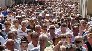 Slika Čudotvorne Gospe Sinjske u svečanoj procesiji ulicama Sinja, Foto: Tino Jurić/PIXSELL