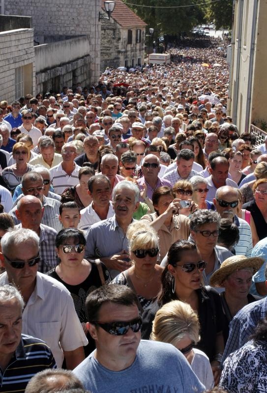 Slika Čudotvorne Gospe Sinjske u svečanoj procesiji ulicama Sinja, Foto: Tino Jurić/PIXSELL
