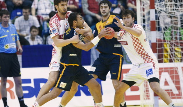 Novi Sad, 220112.Gradska dvorana Spens.10. Europsko prvenstvo u rukometu .Utakmica drugog kruga izmedju Hrvatske i Spanjolske.Na fotografiji: Marko Kopljar i Domagoj Duvnjak.Foto: Ante Cizmic / CROPIX