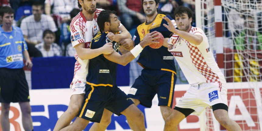 Novi Sad, 220112.Gradska dvorana Spens.10. Europsko prvenstvo u rukometu .Utakmica drugog kruga izmedju Hrvatske i Spanjolske.Na fotografiji: Marko Kopljar i Domagoj Duvnjak.Foto: Ante Cizmic / CROPIX