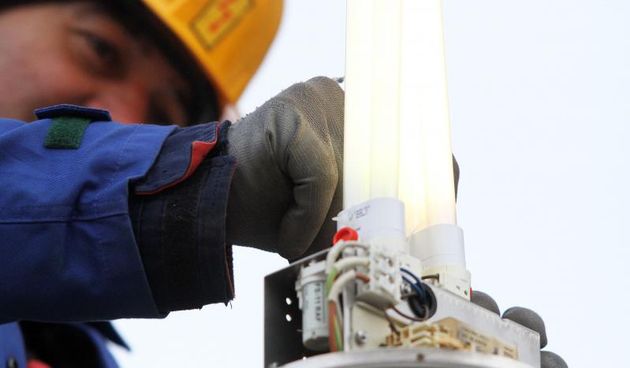 25.11.2013., Cakovec – Djelatnici HEP-a u obavljanju svakodnevnih zadataka. Photo: Vjeran Zganec-Rogulja/PIXSELL Autor  Vjeran Zganec-Rogulja/PIXSELL KLJUČNE RIJEČI  HEP, struja, Elektra, Hrvatska Elektroprivreda, works, radovi, radnik