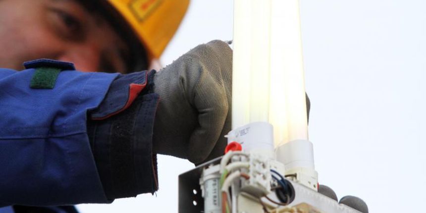 25.11.2013., Cakovec – Djelatnici HEP-a u obavljanju svakodnevnih zadataka. Photo: Vjeran Zganec-Rogulja/PIXSELL Autor  Vjeran Zganec-Rogulja/PIXSELL KLJUČNE RIJEČI  HEP, struja, Elektra, Hrvatska Elektroprivreda, works, radovi, radnik