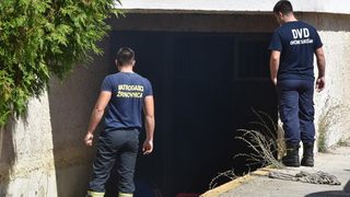 Dan poslije: Vatrogasci ispumpavaju vodu iz poplavljenih objekata