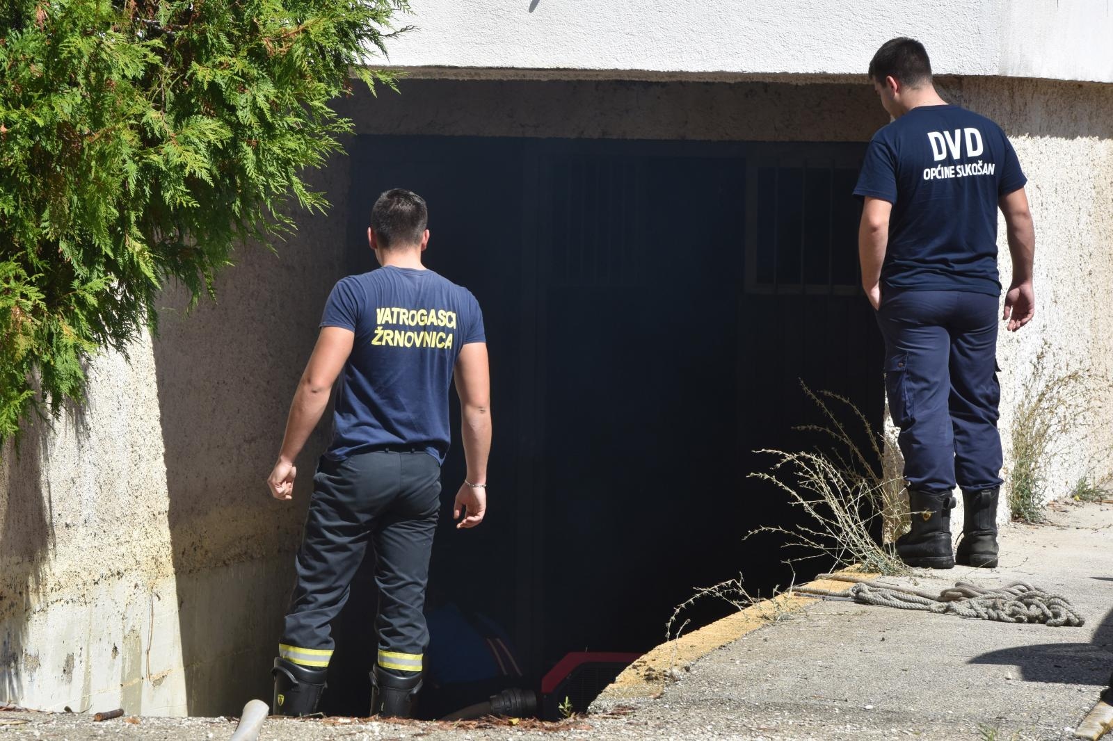 Dan poslije: Vatrogasci ispumpavaju vodu iz poplavljenih objekata