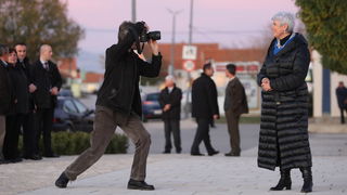 Zadar, 261111.
Parlamentarni izbori 2011.
Predsjednica HDZ-a Jadranka Kosor danas se u Skabrnji kod spomen-obiljezja poklonila vojnim i civilnim zrtvama Domovinskog rata, a potom je na Trgu dr. Franje Tudjmana odrzala predizborni govor i druzila se sa gra Zadar, 261111.
Parlamentarni izbori 2011.
Predsjednica HDZ-a Jadranka Kosor danas se u Skabrnji kod spomen-obiljezja poklonila vojnim i civilnim zrtvama Domovinskog rata, a potom je na Trgu dr. Franje Tudjmana odrzala predizborni govor i druzila se sa gra