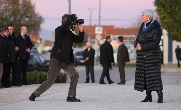 Zadar, 261111.
Parlamentarni izbori 2011.
Predsjednica HDZ-a Jadranka Kosor danas se u Skabrnji kod spomen-obiljezja poklonila vojnim i civilnim zrtvama Domovinskog rata, a potom je na Trgu dr. Franje Tudjmana odrzala predizborni govor i druzila se sa gra Zadar, 261111.
Parlamentarni izbori 2011.
Predsjednica HDZ-a Jadranka Kosor danas se u Skabrnji kod spomen-obiljezja poklonila vojnim i civilnim zrtvama Domovinskog rata, a potom je na Trgu dr. Franje Tudjmana odrzala predizborni govor i druzila se sa gra