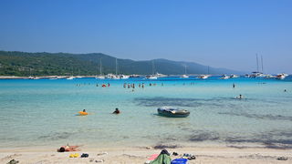 Dugi otok, 260609. Dugi otok je jedva 1,5 sat udaljen od Zadra, jedan je od skrivenih Jadransih bisera. Sa raznolikom prirodom i plazama, cistim morem, on je namjenjen gostima koji vise cijene prirodu od zabave. Na slici: plaza Saharun na juznoj strani Du