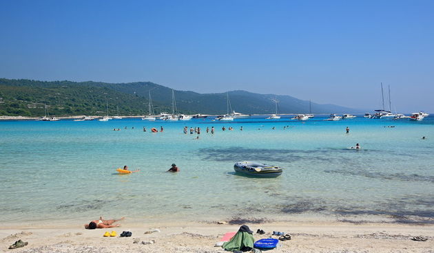 Dugi otok, 260609. Dugi otok je jedva 1,5 sat udaljen od Zadra, jedan je od skrivenih Jadransih bisera. Sa raznolikom prirodom i plazama, cistim morem, on je namjenjen gostima koji vise cijene prirodu od zabave. Na slici: plaza Saharun na juznoj strani Du