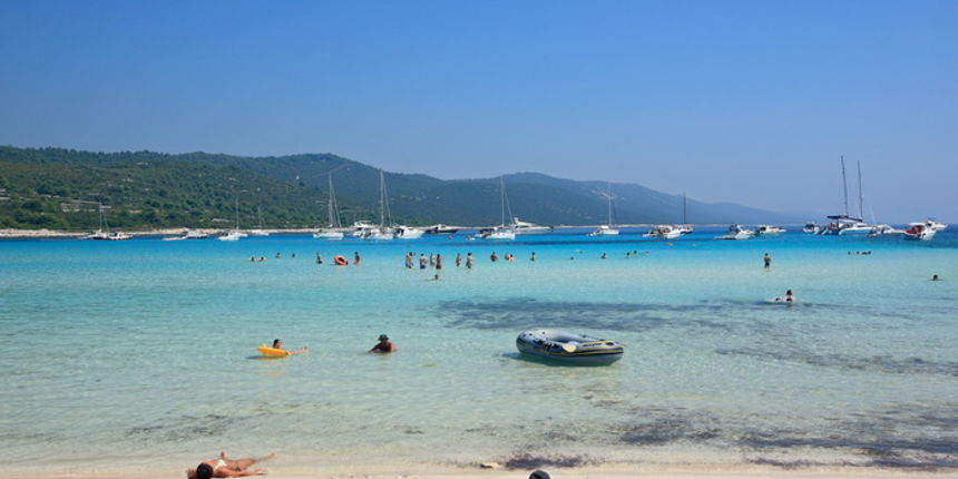 Dugi otok, 260609. Dugi otok je jedva 1,5 sat udaljen od Zadra, jedan je od skrivenih Jadransih bisera. Sa raznolikom prirodom i plazama, cistim morem, on je namjenjen gostima koji vise cijene prirodu od zabave. Na slici: plaza Saharun na juznoj strani Du