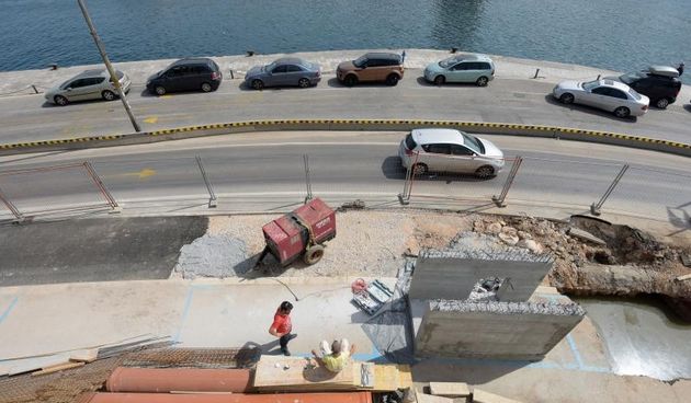 Iako se priblizava pocetak turisticke sezone, stara gradska jezgra pretvorena je u veliko gradiliste. Photo: Dino Stanin/PIXSELL Autor  Dino Stanin/PIXSELL Ključne riječi  bager, turisticka sezona, skele, raskopano, cesta, radovi,