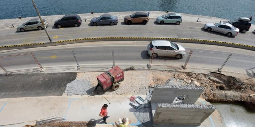 Iako se priblizava pocetak turisticke sezone, stara gradska jezgra pretvorena je u veliko gradiliste. Photo: Dino Stanin/PIXSELL Autor Dino Stanin/PIXSELL Ključne riječi bager, turisticka sezona, skele, raskopano, cesta, radovi, Iako se priblizava pocetak turisticke sezone, stara gradska jezgra pretvorena je u veliko gradiliste. Photo: Dino Stanin/PIXSELL Autor Dino Stanin/PIXSELL Ključne riječi bager, turisticka sezona, skele, raskopano, cesta, radovi,