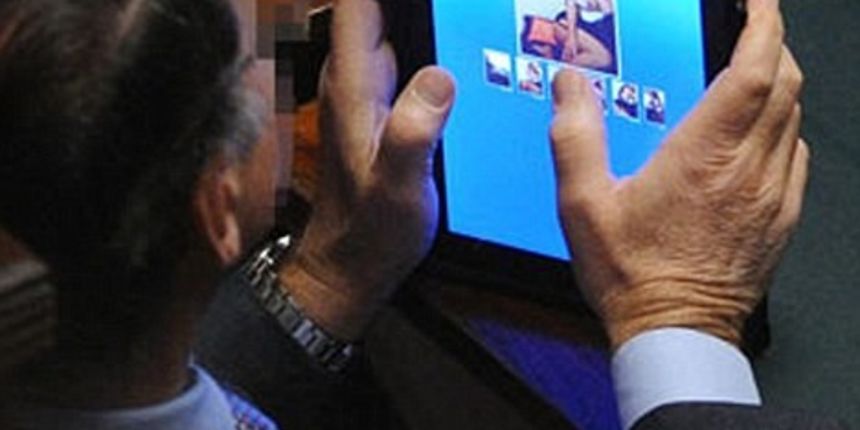 Surfanje u talijanskom parlamentu, Foto: oggi.it Surfanje u talijanskom parlamentu, Foto: oggi.it