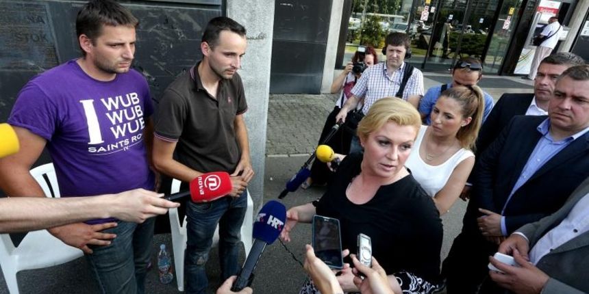 Predsjednica RH Kolinda Grabar-Kitarovic nakon razgovora u Ministarstvu poljoprivrede razgovarala je s bracom Markic koji nekoliko dana prosvjeduju ispred zgrade Ministarstva. Photo: Zarko Basic/PIXSELL Predsjednica RH Kolinda Grabar-Kitarovic nakon razgovora u Ministarstvu poljoprivrede razgovarala je s bracom Markic koji nekoliko dana prosvjeduju ispred zgrade Ministarstva. Photo: Zarko Basic/PIXSELL