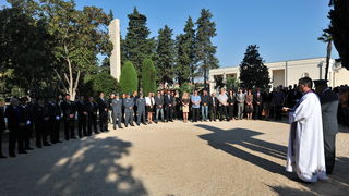 Zadar, 061012.
Povodom Dana obrane grada predstavnici lokalne vlasti, suborci, prijatelji i obitelj polozili su vijence kod spomenika poginulim braniteljima na gradskom groblju.
Foto: Luka Gerlanc / CROPIX