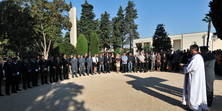 Zadar, 061012.
Povodom Dana obrane grada predstavnici lokalne vlasti, suborci, prijatelji i obitelj polozili su vijence kod spomenika poginulim braniteljima na gradskom groblju.
Foto: Luka Gerlanc / CROPIX Zadar, 061012.
Povodom Dana obrane grada predstavnici lokalne vlasti, suborci, prijatelji i obitelj polozili su vijence kod spomenika poginulim braniteljima na gradskom groblju.
Foto: Luka Gerlanc / CROPIX