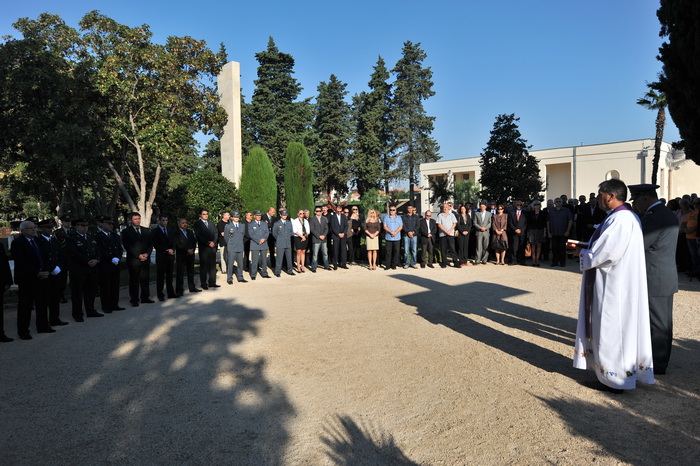 Zadar, 061012.
Povodom Dana obrane grada predstavnici lokalne vlasti, suborci, prijatelji i obitelj polozili su vijence kod spomenika poginulim braniteljima na gradskom groblju.
Foto: Luka Gerlanc / CROPIX