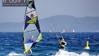 Guštanje surfera u jakom jugu Guštanje surfera u jakom jugu