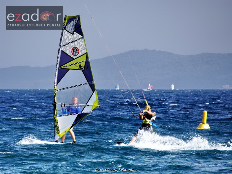 Guštanje surfera u jakom jugu Guštanje surfera u jakom jugu