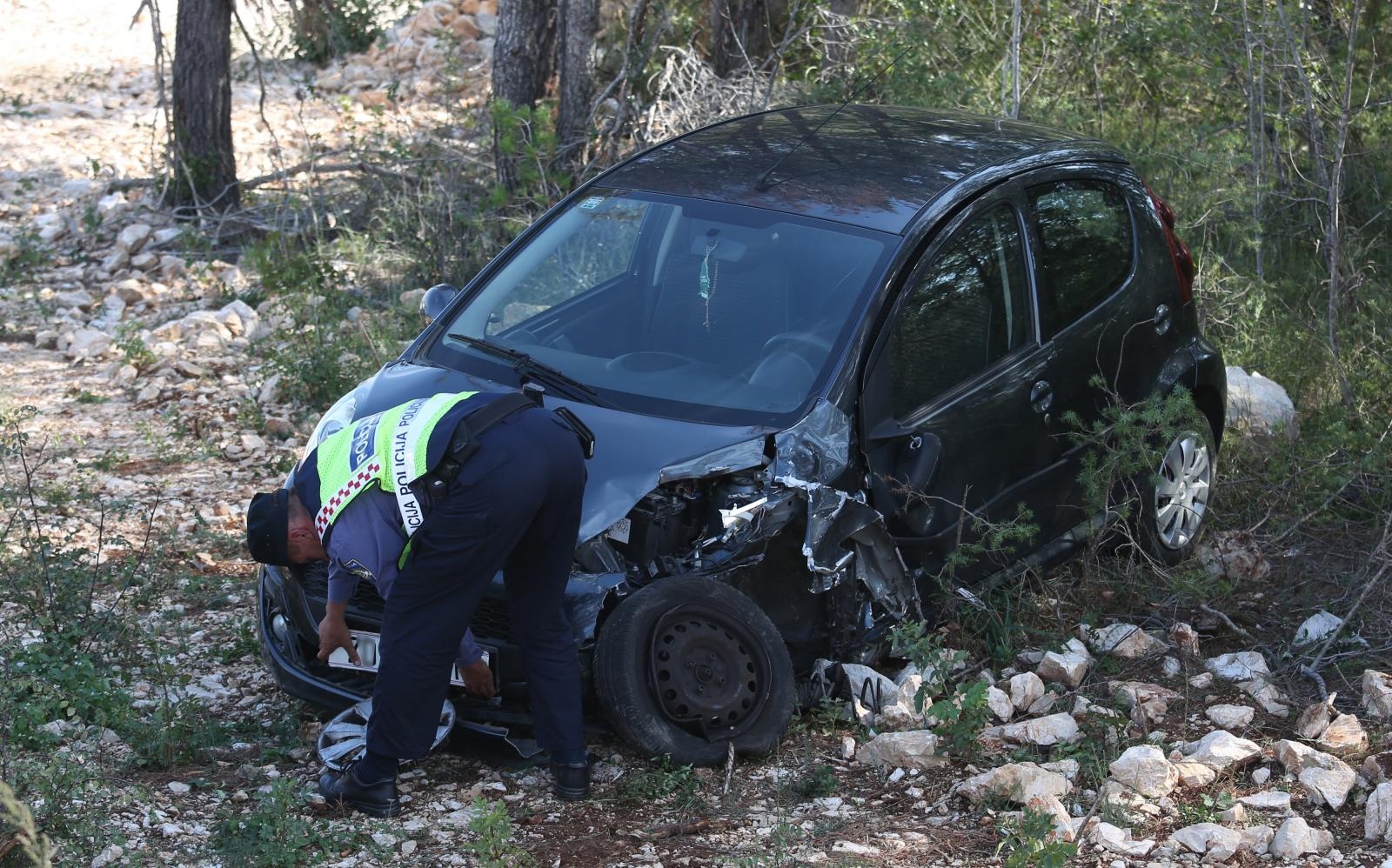 Dvoje ozlijeđenih u sudaru dva automobila na vodičkoj obilaznici, intervenirali i vatrogasci Dvoje ozlijeđenih u sudaru dva automobila na vodičkoj obilaznici, intervenirali i vatrogasci