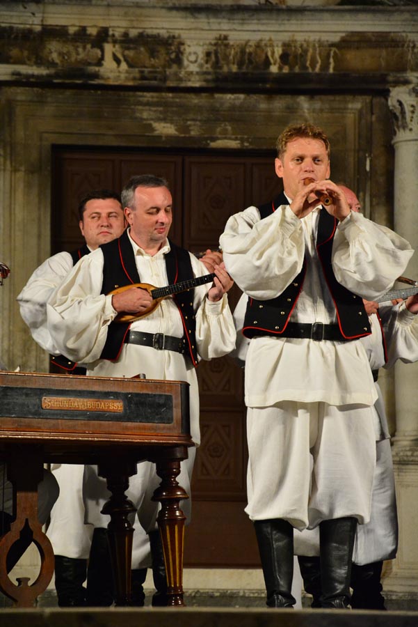 Nastup ansambla Lado ispred crkve sv. Marije ; foto Iva Perinčić Nastup ansambla Lado ispred crkve sv. Marije ; foto Iva Perinčić