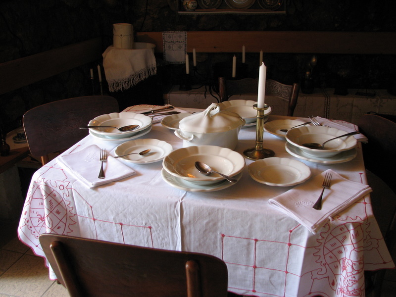 Crna ovca u Baški na otoku Krku Crna ovca u Baški na otoku Krku